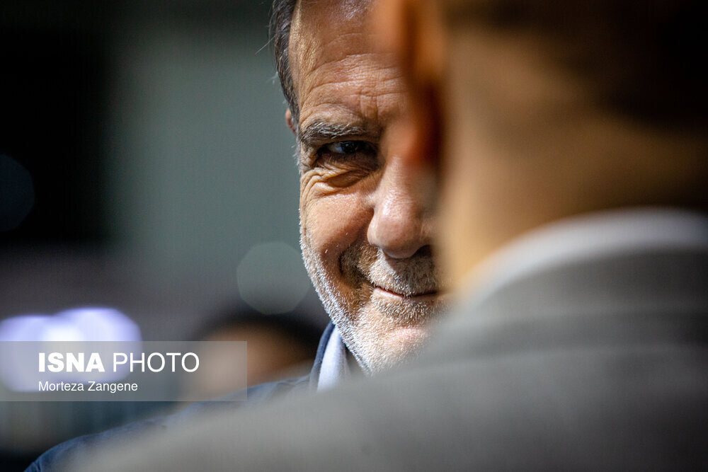 پزشکیان، امیر قلعه نویی و دنیا مالی در یک قاب تصویر/ رئیس جمهور در عکس دسته جمعی با تیم ملی پشت کدام بازیکن ایستاد؟ + تصاویر پزشکیان، امیر قلعه نویی و دنیا مالی در یک قاب تصویر/ رئیس جمهور در عکس دسته جمعی با تیم ملی پشت کدام بازیکن ایستاد؟ + تصاویر