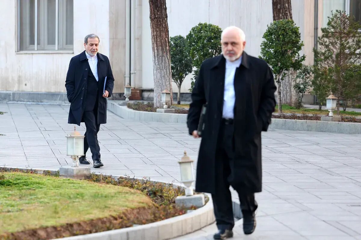 یک مقایسه ساده بین وزرای امور خارجه در جمهوری اسلامی؛ از ابراهیم یزدی با فارسی که لهجه انگلیسی و قزوینی داشت تا ظریف و عراقچی و دیس و دیس بک تحریمی! یک مقایسه ساده بین وزرای امور خارجه در جمهوری اسلامی؛ از ابراهیم یزدی با فارسی که لهجه انگلیسی و قزوینی داشت تا ظریف و عراقچی و دیس و دیس بک تحریمی!