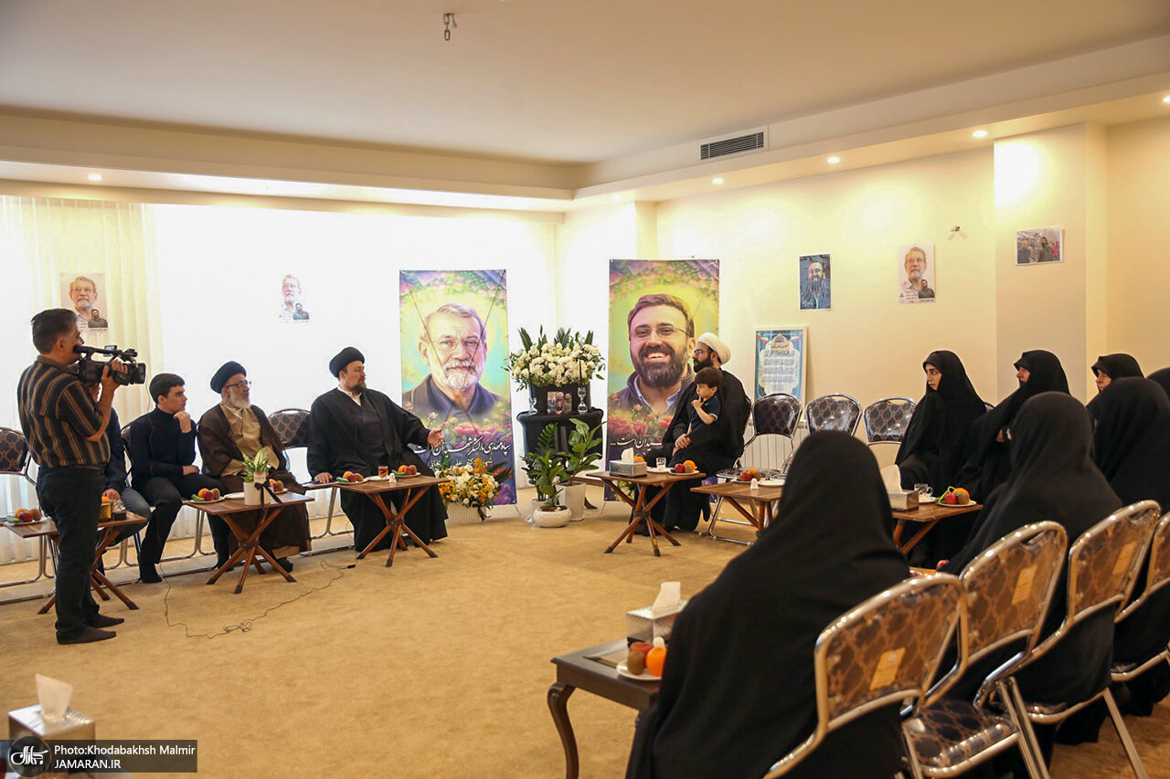شهیدان لاریجانی در کنار شهید مطهری/ قابی از فرزند شهید لاریجانی بر گوشی سیدحسن خمینی/ دیدار خانواده حسن خمینی با خانواده لاریجانی+تصاویر