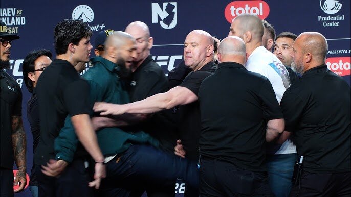 ببینید | لگد زدن چیمایف به استریکلند در جریان دوئل نگاه‌ها پیش از تورنمنت UFC