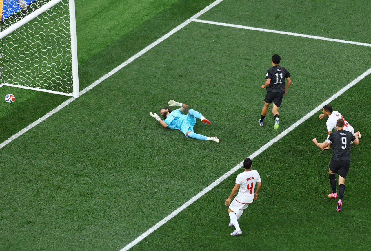 عکس| فریم به فریم با لحظه بازشدن دروازه بیرانوند عکس| فریم به فریم با لحظه بازشدن دروازه بیرانوند